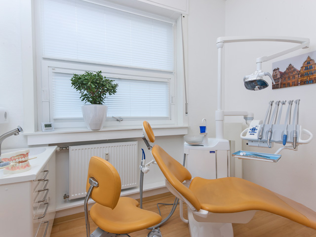 Modernes Behandlungszimmer in der Zahnarztpraxis - Dr. Witteler & Steinker